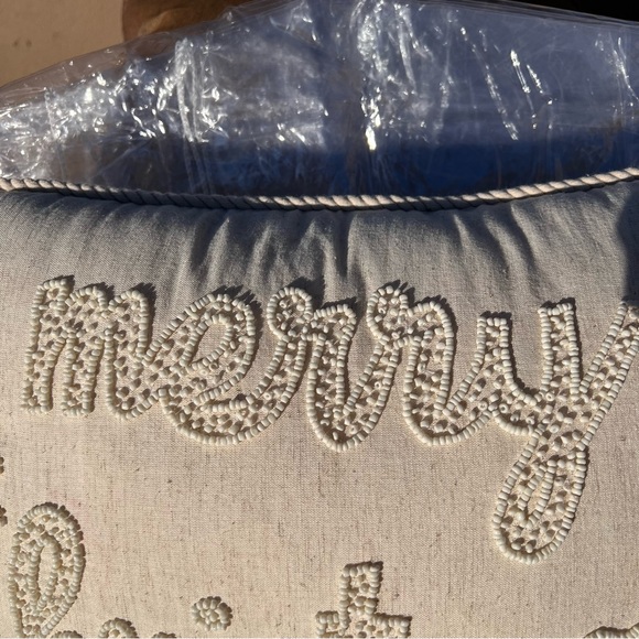 St. Nicholas Square NWT Throw Pillow (Kohlβs) Siz 12βx18β Color Ivory Beaded - Picture 2 of 7